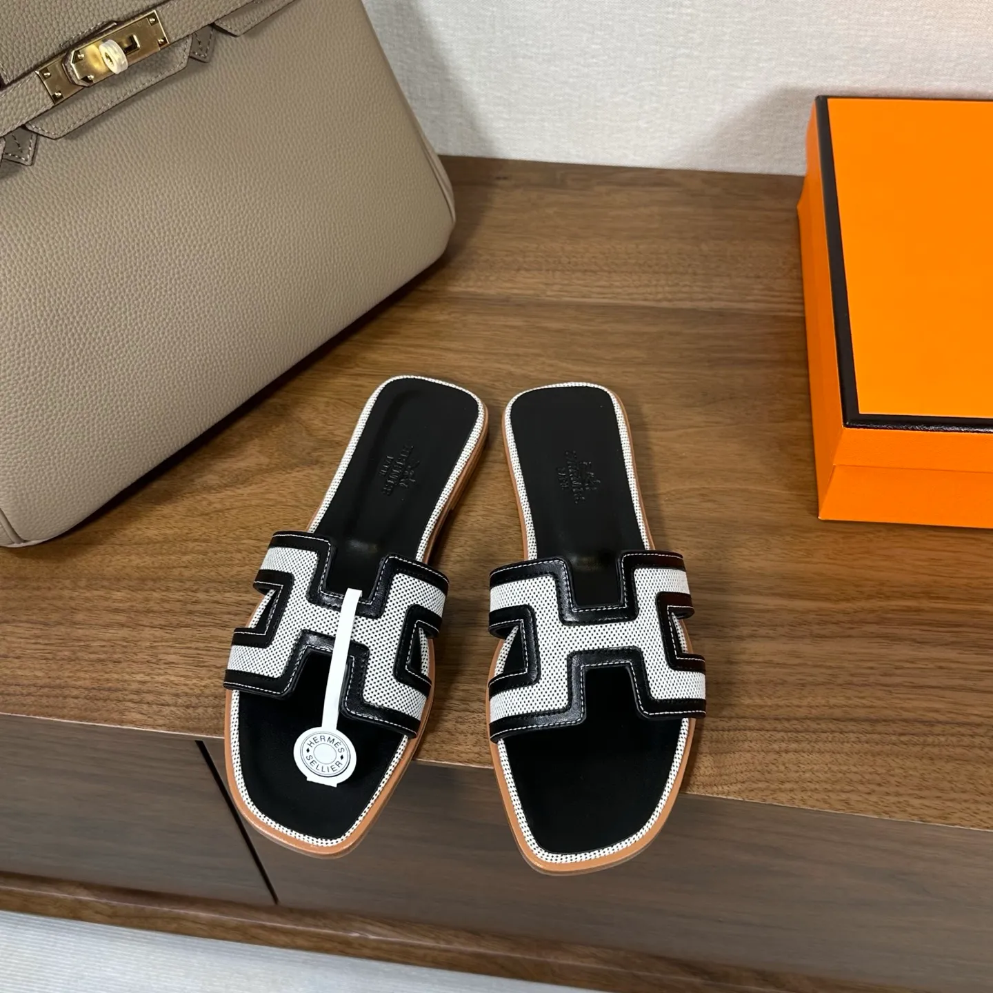 👟👟Ex-factory price 440👟👟 Hermes Hermes H slippers Oasis sandals series——————————Fashionable and versatile Super comfortable Every detail is made to the extreme Original swift calfskin Original 1:1 exclusive private mold upper/original leather outsole ▪️Packaging: Each pair of shoes comes with packaging ▪️SIZE: 35~42 (.40.41.42 customization is non-refundable and non-exchangeable)